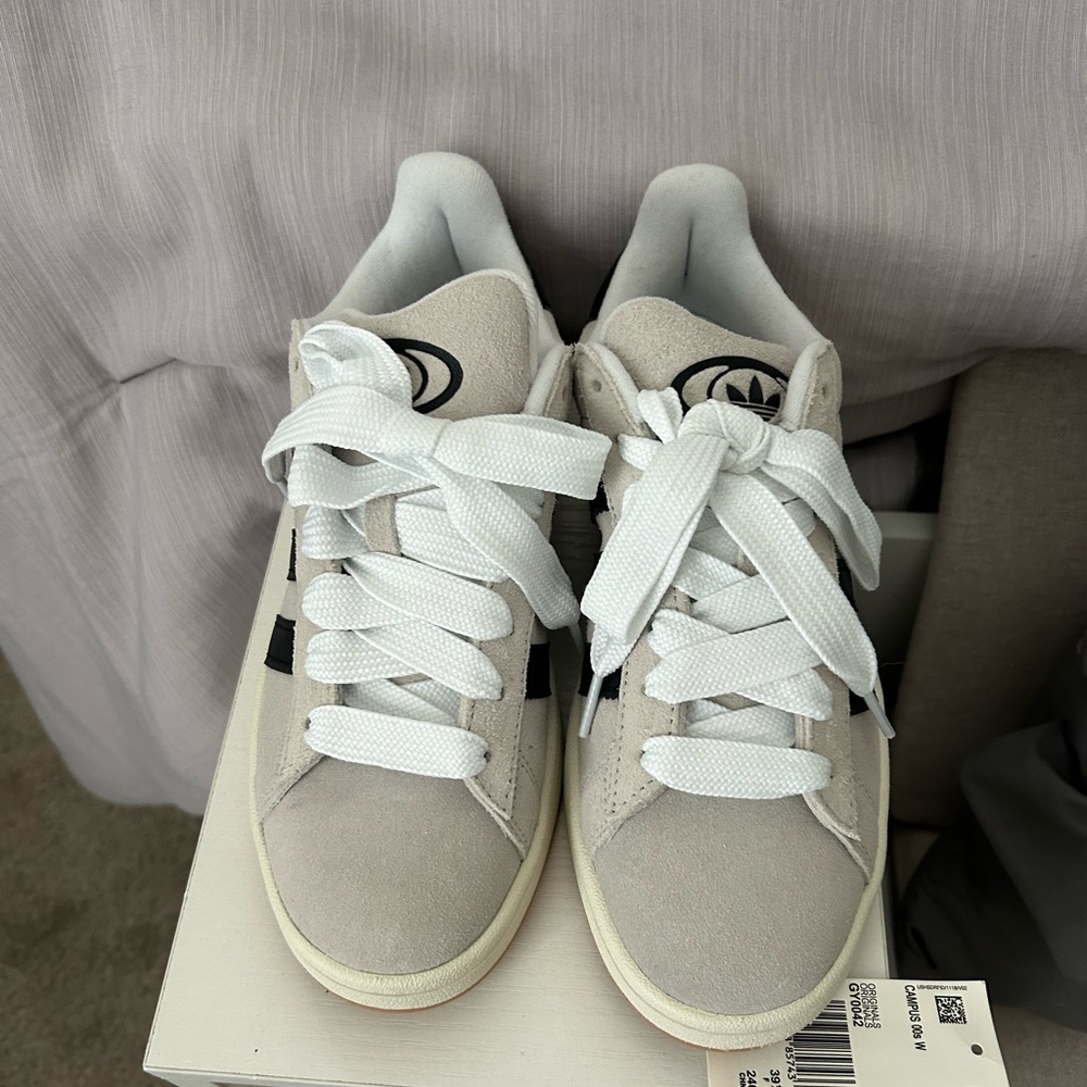 NWT women’s ADIDAS Campus 00s W
Size 7.5 fits an 8